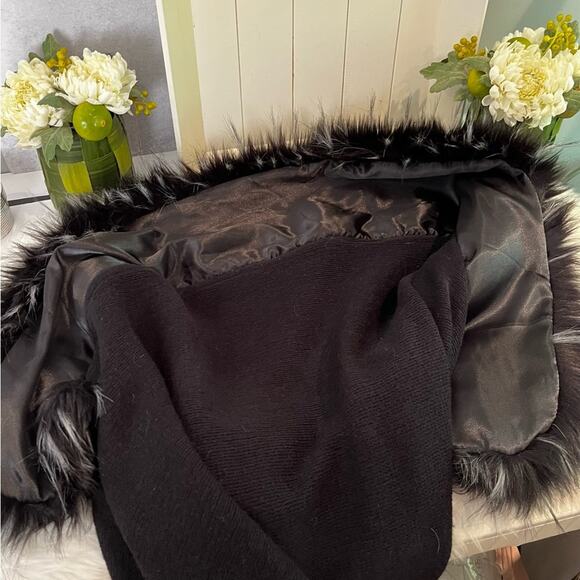 NEW Bebe Faux Fur Statement Collar Oversized Knit Shrug Draped Sweater Black Wh… - Picture 7 of 16